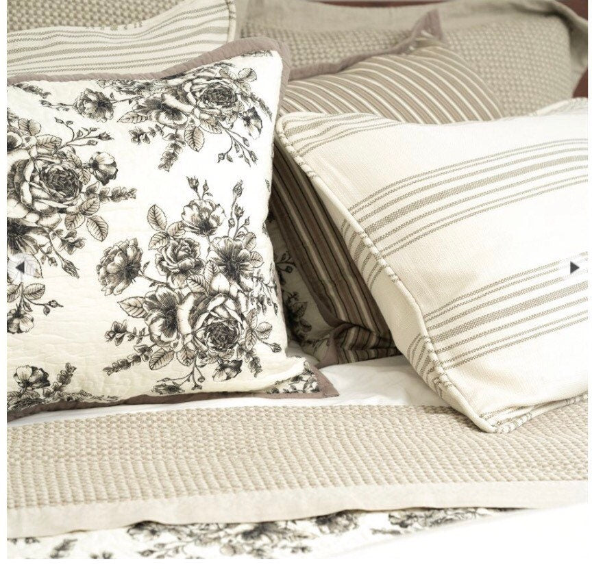 Lyla Reversible Quilt set! Full/Queen set!
